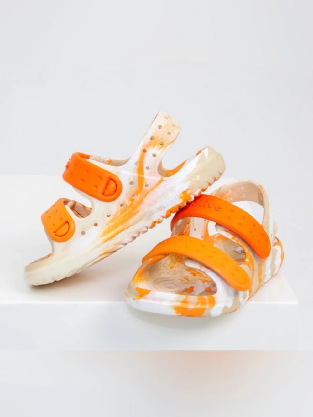 Native Chase water sand friendly strap sandals shoes size 7 - orange marbled